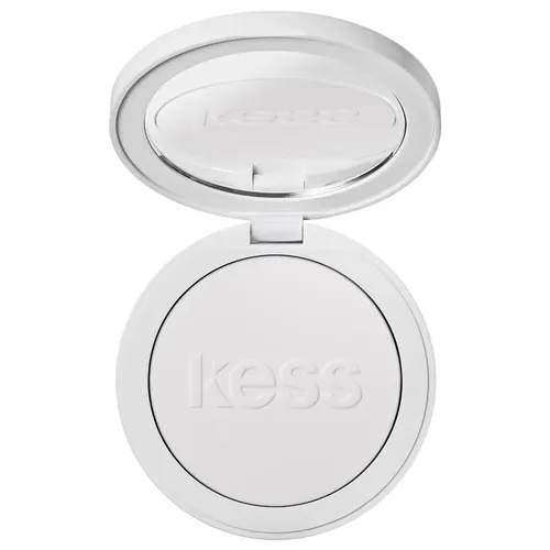 Kess Universal Set & Blur Powder 11 g – Transparentes Fixierpuder - Das transparente Fixierpuder für alle Hauttöne sorgt für einen natürlichen, mattierenden Effekt. Es fixiert das Make-up und kaschiert optisch Poren sowie feine Linien. Ideal für den täglichen Einsatz und ein seidig-glattes Hautgefühl.
