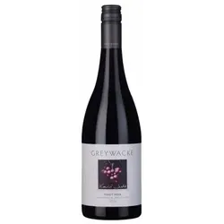 Pinot Noir 2021 - Greywacke - Entdecken Sie diesen exquisiten Marlborough Pinot Noir von Kevin Judd, der mit seiner Komplexität und feinen Struktur begeistert. Ideal für besondere Anlässe, bietet er ein harmonisches Zusammenspiel von Aromen und eine cremige Textur.