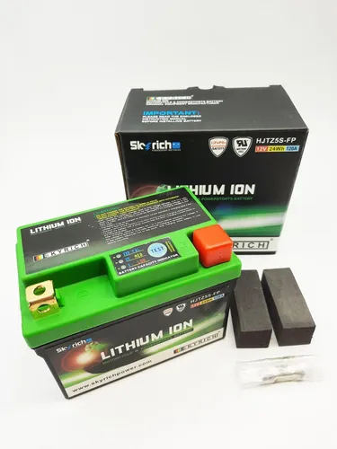 SKYRICH Lithium-Ion Batterie YTX5L-BS mit LCD Anzeige - Hochwertige Lithium-Ion Batterie für Motorräder, ausgestattet mit einer praktischen LCD Anzeige zur Überwachung des Ladezustands.