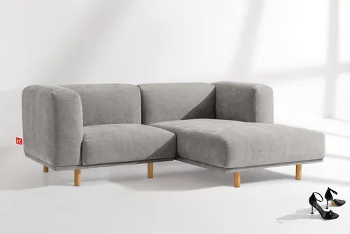 KONSIMO® Ecksofa FOSERO rechts – Skandinavisches Design mit Massivholzrahmen - Das FOSERO Ecksofa vereint skandinavische Eleganz mit Funktionalität. Handgefertigt aus hochwertigen Materialien, bietet es hohen Sitzkomfort und Pflegeleichtigkeit durch abnehmbare Bezüge.