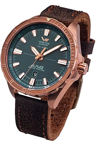 Vostok Europe Armbanduhr NH35-320O507 - Armbanduhr für Herren mit 200 Meter Wasserdichtigkeit, stilvollem braunen Rindslederarmband und präzisem Automatik-Uhrwerk im eleganten Rosébronze-Gehäuse.