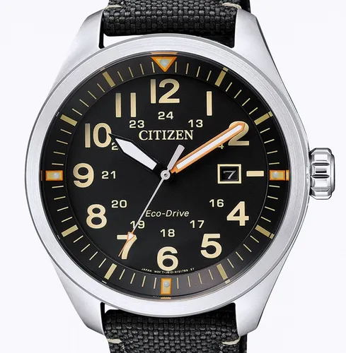 Citizen Herrenuhr Eco-Drive Solar 43 MM - Armbanduhr für Herren mit umweltfreundlichem Eco-Drive Uhrwerk, Nylonband in Schwarz und leuchtenden Zeigern für optimale Ablesbarkeit.