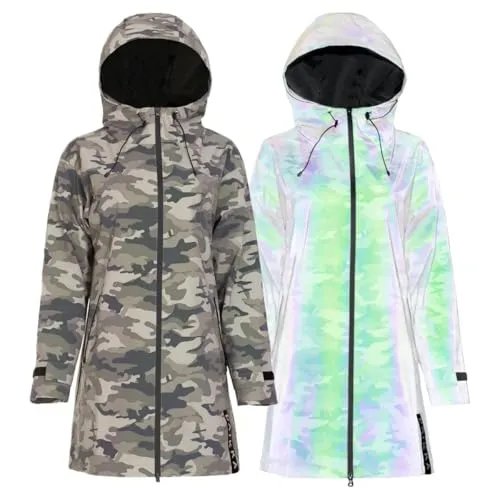 PAIKKA Regenmantel für Damen – reflektierender Camo Human Visibility Raincoat - Stylischer Regenmantel in Camouflage mit hochreflektierender Oberfläche für optimale Sichtbarkeit in der Dämmerung. Leichtes Innenfutter sorgt für Komfort, während getapte Nähte zuverlässig vor Nässe schützen. Ideal für Outdoor-Aktivitäten!
