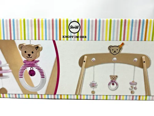 Selecta 64306 Steiff Spieltrapez aus Holz, rosa, 59 cm - Rasseln & Greiflinge – Fröhlicher Spielspaß mit gezielter Motorikförderung in liebevoller Handarbeit. Robust, langlebig und aus hochwertigem Holz gefertigt.