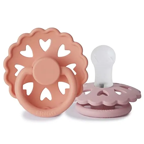 FRIGG Fairytale Schnuller 2 Packung | Silikon Schnuller | BPA-Frei | Hergestellt in Dänemark | Symmetrischer Sauger in Kirschform| (Pretty In Peach/Primrose, Größe 1 (0-6 Monate))