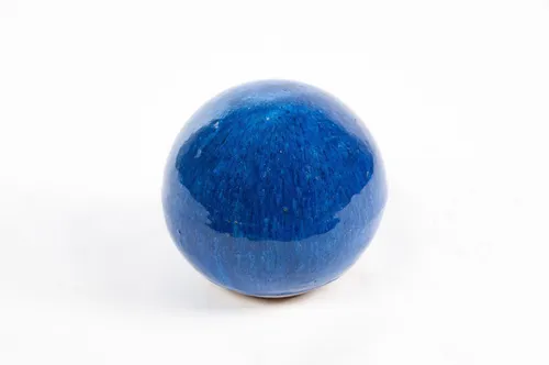 Teramico Dekokugel Gartenkugel Keramik 16cm Blau - Handgefertigte Keramikkugel in elegantem Blau, frost- und UV-beständig. Ein stilvolles Deko-Element für Garten, Terrasse oder Balkon, das jedem Außenbereich eine persönliche Note verleiht.