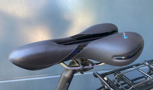 Selle Royal Respiro Soft Athletic Sattel, schwarz, 25,6 x 22,7 cm - Fahrradsattel mit innovativem Ventilation Channel zur Druckminderung und Schweißvermeidung, bietet hervorragenden Komfort durch Royalgel™-Technologie.