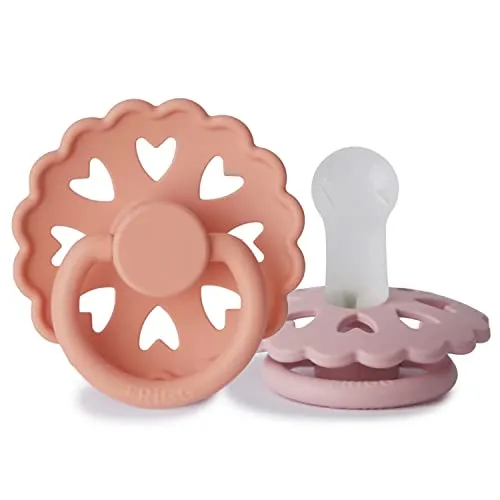 FRIGG Fairytale Schnuller 2 Packung | Silikon Schnuller | BPA-Frei | Hergestellt in Dänemark | Symmetrischer Sauger in Kirschform| (Pretty In Peach/Primrose, Größe 2 (6-18 Monate))