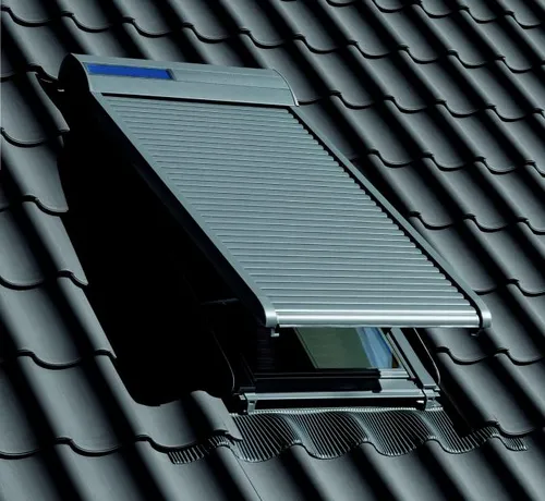 VELUX Solar-Rollladen SSL 0000S Aluminium Dunkelgrau 78x98 cm (MK04) - Rollläden & Zubehör – Ideal für Ihr Dachfenster, bietet dieser Rollladen Hitzeschutz, Kälteschutz und Schallschutz, betrieben durch eine integrierte Solarzelle für maximale Flexibilität.