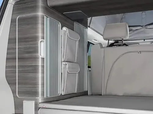 Brandrup Utility für Kleiderschrank VW T6/T5 California - Praktisches Taschensystem für den Kleiderschrank, einfach zu installieren und multifunktional. Ideal für die Organisation Ihrer Utensilien im Auto, gefertigt aus hochwertigem VW Kunstleder.