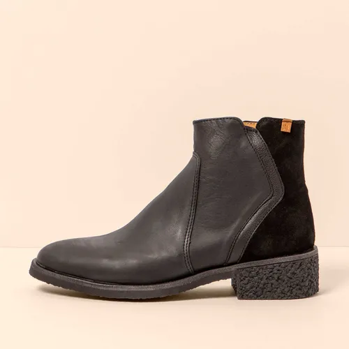 El naturalista Schnürstiefel N5946 - Hochwertige Wanderschuhe in Schwarz - Wanderschuhe mit anatomischem Design und hohem Absatz für optimalen Komfort. Ideal für umweltbewusste Menschen, die Nachhaltigkeit schätzen.