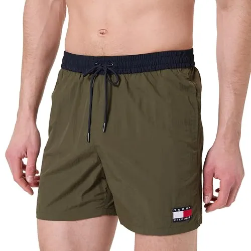 Tommy Hilfiger Swimwear Badeshorts MEDIUM DRAWSTRING - Badeshorts in Army Green mit elastischem Bund und Logo-Patch, ideal für den Strand oder Pool, aus 100% Polyamid für hohen Tragekomfort.