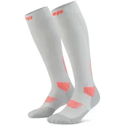 CEP Damen Core Run Tall Socks 5.0 grau - Kniehohe Kompressionssocken für Läuferinnen, bieten gezielte Wadenunterstützung und hohen Tragekomfort. Das atmungsaktive Material sorgt für optimales Feuchtigkeitsmanagement und macht sie ideal für Training und Wettkampf.
