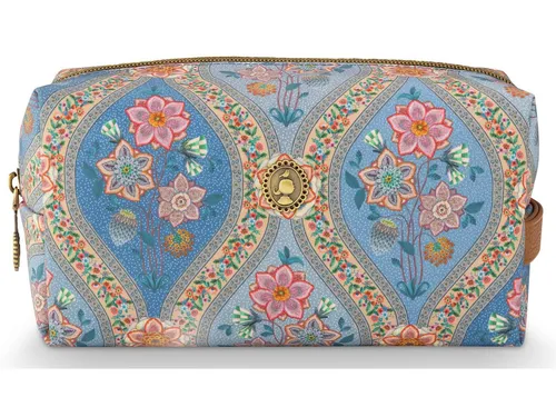 PiP Studio Kosmetiktasche Coco Ornamento Blue – Medium 21,5x10x10,5 cm - Die PiP Studio Coco Kosmetiktasche in elegantem Blau ist ideal für Reisen und den Alltag. Hergestellt aus pflegeleichtem Satin mit stabiler Verarbeitung, bietet sie Platz für Kosmetik und Accessoires. Maße: 21,5 x 10 x 10,5 cm.