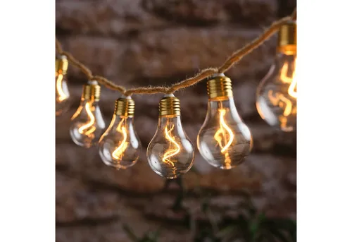 Lights4fun LED-Lichterkette 10er auf Naturseil mit Timer - Schaffe eine gemütliche Atmosphäre mit dieser rustikalen Lichterkette. 10 transparente LED-Filament-Birnen leuchten warmweiß, sind batteriebetrieben und ideal für Innen- und Außenbereiche. Flexibel platzierbar mit praktischem Timer.