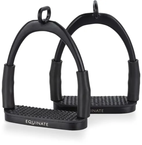 Equinate Sicherheitssteigbügel Manchester 10cm Schwarz Matt - Ergonomisches Design mit Anti-Rutsch Trittfläche - Steigbügeleisen für Reitsattel mit robuster Gummi-Trittfläche, die Fußgelenke entlastet und optimalen Komfort für Reiter aller Disziplinen bietet.