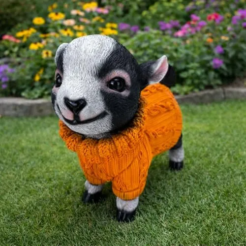 Online-Fuchs Gartenfigur süße Ziege mit Pulli - wetterfeste Deko für Frühling und Sommer, 16-24 cm - Die charmante Ziege im Pullover ist ein fröhlicher Blickfang für Garten und Wohnung. Aus robustem Kunstharz gefertigt, trotzt sie Wind und Wetter und bringt Lebensfreude in jeden Außenbereich.