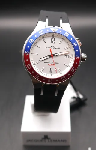 Jacques Lemans 1-2109B Hybromatic Herrenuhr 42mm - Elegante Herrenuhr mit Quarzwerk, 42 mm Gehäuse, wasserdicht bis 100 m und praktischer Datumsanzeige. Ideal für stilbewusste Männer, die Qualität und Funktionalität schätzen.