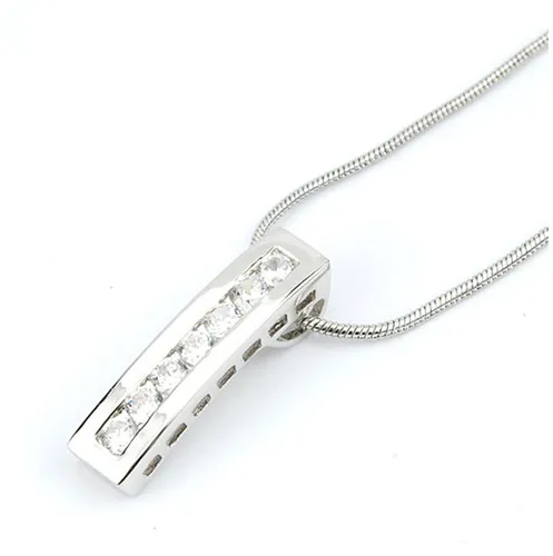 Le BIJOU Eleganter Anhänger mit Kette und Markenkristallen - Elegante Halskette mit verlängerbarer Schlangenkette und funkelnden Markenkristallen. Ideal für besondere Anlässe oder den Alltag.