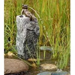Rottenecker Bronze-Froschkönig Heinrich, wasserspeiend - Gartenfiguren & Skulpturen, handgefertigte und wetterbeständige Bronze-Figur, ideal für Teich oder Bachlauf, sorgt für bewundernde Blicke.