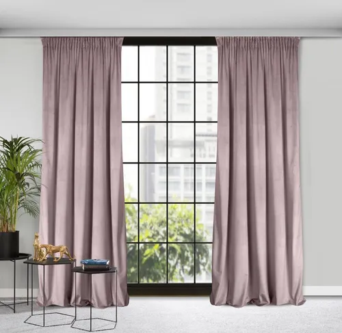 Design91 Samtvorhang 140x270 cm - Blickdicht & Elegant - Der Samtvorhang in 140x270 cm begeistert mit flauschiger Veloursstruktur und elegantem Glanz. Er schützt zuverlässig vor neugierigen Blicken und sorgt für ein ausgewogenes Lichtverhältnis, ideal für stilvolle Wohnräume.