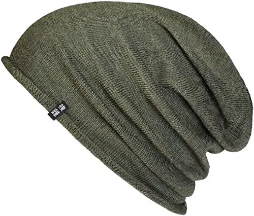 Enter the Complex Leichte Merino Mütze - Olive - Elegante Slouch Beanie aus 100% Merino Wolle, ideal für jede Jahreszeit. Atmungsaktiv und feuchtigkeitsregulierend, bietet sie hohen Tragekomfort. Hergestellt in Italien mit geprüfter Qualität.
