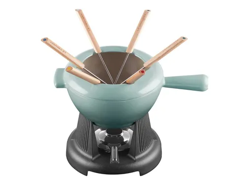 LE CREUSET Käsefondue Set sea salt 2l - Das stilvolle Käsefondue-Set von Le Creuset in sea salt sorgt für gesellige Abende. Mit gleichmäßiger Wärmeverteilung und abnehmbarem Spritzschutz genießen Sie unvergessliche Momente mit Freunden und Familie.