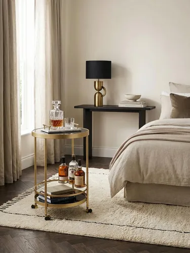 Design Servierwagen Gold Rund Ø 45 cm – Mobiler Beistelltisch mit Glasplatte - Moderner Servierwagen in elegantem Goldton. Ideal als Minibar oder Beistelltisch – mit zwei Ablageflächen und praktischen Rollen für einfache Mobilität.