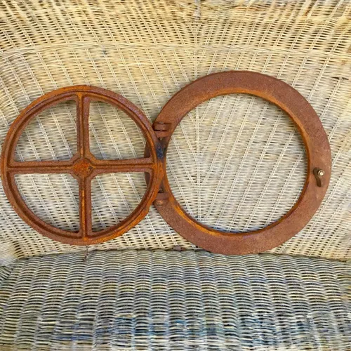 Antikas Fenster Kombüse - Rundes Eisenfenster aus Gusseisen - Antikes Giebelfenster für kreative Gestaltung, klappbar und nach historischem Original gefertigt, ideal für Garagen oder Dachgiebels.