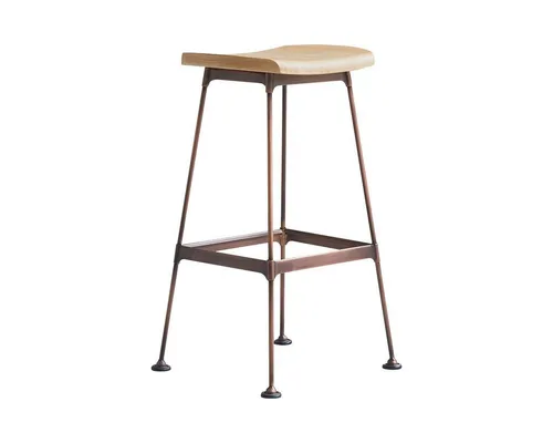 Tikamoon Hoher Hocker Diego copper aus Metall und Eschenholz - Der stilvolle hohe Hocker Diego copper von Tikamoon kombiniert Metall und Eschenholz. Ideal für Küche, Esszimmer oder Büro. Mit einer Sitzhöhe von 76 cm und einer Fußablagehöhe von 30 cm bietet er Komfort und Eleganz.
