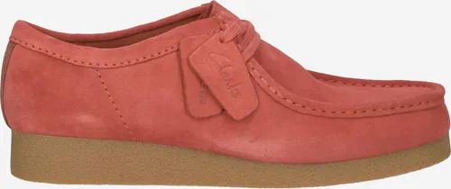 Clarks Wallabee EVO Damen Derby Schnürhalbschuhe in Rot - Stylische Derby Schnürhalbschuhe aus hochwertigem Wildleder mit traditionellem Design und griffiger Sohle für hohen Tragekomfort und vielseitige Kombinationsmöglichkeiten.