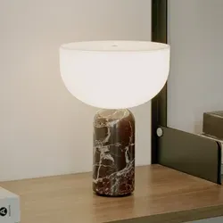 New Works Kizu Portable Tischleuchte Rosso Levanto - Elegante Tischleuchte mit skulpturalem Design und luxuriösem Marmorsockel. Tragbar dank wiederaufladbarer Batterie und mit bis zu 10 Stunden Lichtdauer – ideal für jeden Raum.