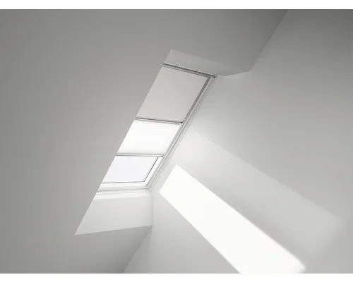 Velux Set Verdunkelungsrollo + Plissee DFD FK06 - Seitenzug- & Springrollos, ideal für Lichtregulierung und Privatsphäre mit einem eleganten weißen Plissee und einem effektiven Verdunkelungsrollo.