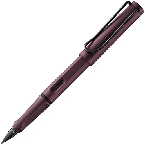 Lamy Safari Scarlet Füller - Ergonomischer Füllhalter mit Stahlfeder - Der Lamy Safari Füller vereint Design und Funktionalität. Mit ergonomischem Griff, robuster Bauweise und blauer Tintenpatrone ist er ideal für Schule und Büro.