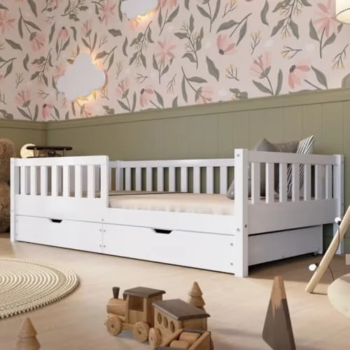 Crazy Pine Kinderbett mit Schublade 200x90cm – Massives Montessori Bodenbett aus Holz in Weiß - Sicheres Montessori Kinderbett mit Rausfallschutz – Die 31,5 cm hohen Barrieren schützen vor Herausfallen und bieten ein gemütliches Schlafumfeld. Praktische Schublade für zusätzlichen Stauraum im Kinderzimmer.