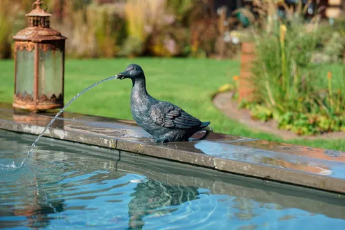 Ubbink Wasserspeier Ente - Teichdekoration für Garten - Attraktive Teichdekoration aus Polyresin, fördert bis zu 900 l/h Wasser und bringt lebendige Akzente in Ihren Garten.
