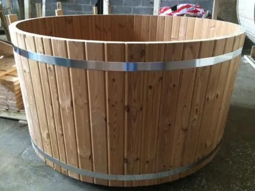 Garten Bad Thermoholz Whirlpool Badefass - Outdoor-Spa für 8 Personen - Rundes Badefass aus hochwertigem Thermoholz mit 2550 L Volumen. Ideal für entspannende Stunden im Freien. Inklusive 2 Jahre Herstellergarantie und ansprechendem Design.