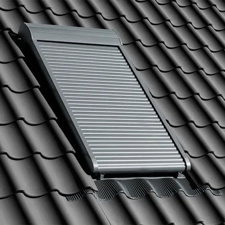 Velux Elektro Rollladen SML CK06 0000S - Fenster & Tür, ideal für CK06 und C06, mit Aluminium-Lamellen in Dunkelgrau für optimale Verdunkelung und Energieeffizienz.