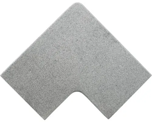 FLAIRSTONE Poolumrandung Phönix grau Eckstück 60 cm x 35 cm - Gestalten Sie Ihren Poolbereich stilvoll mit dem FLAIRSTONE Eckstück. Aus robustem Naturstein gefertigt, bietet es eine rutschhemmende Oberfläche und ist frostsicher. Ideal für einen eleganten Übergang zwischen Wasser und Umgebung.