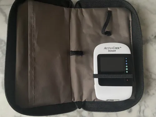 Roche Diagnostics ACCU-CHEK Instant Blutzuckermessgerät - Blutzuckermessgerät mit großem, beleuchtetem Display und breiter Blutauftragsfläche für einfache Anwendung. Ideal für präzise Messungen und sofortige Ergebnisse.