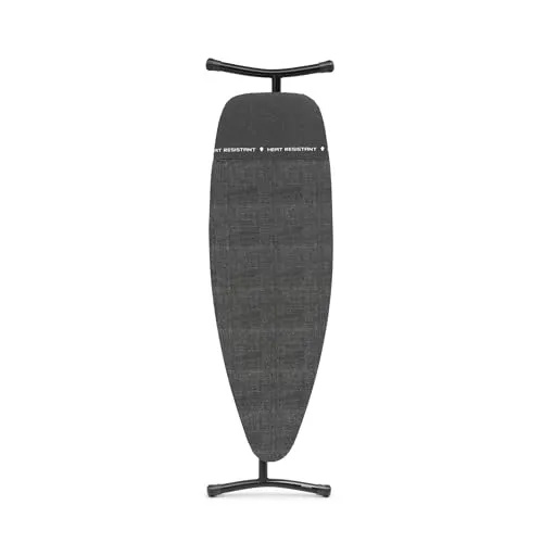 Brabantia Bügelbrett D – Denim Black, 135 x 45 cm - Bügelbrett in XL-Größe mit hitzebeständiger Ablage für Dampfbügeleisen, ideal für bequemes Bügeln im Sitzen, nachhaltig und langlebig mit 10 Jahren Garantie.