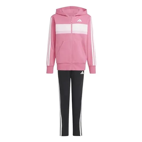 adidas Unisex Kinder SEASONAL ESSENTIALS TIBERIO 3 STRIPES FLEECE TRACKSUIT - Bequemer Trainingsanzug für Kinder, hergestellt aus 70 % recycelten Materialien, ideal für aktives Spielen und Sport.