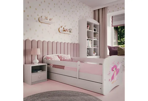 Raumhirsch Furniture Kinderbett Fee mit Schmetterlingen - Kinderzimmermöbel mit abnehmbarer Schutzschiene für maximale Sicherheit. Praktische Schublade bietet Stauraum für Bettwäsche. Stilvolles Design in Weiß für ein gemütliches Ambiente.