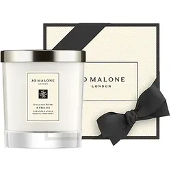 Jo Malone London English Pear & Freesia Home Candle 200 g - Luxuriöse Duftkerze für 45 Stunden Brenndauer, vereint die Frische reifer Birnen mit weißen Freesien – ideal für eine entspannende Atmosphäre.