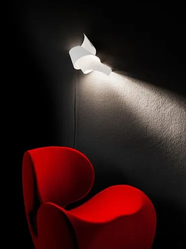 Ingo Maurer Oop's 2 Wandleuchte - Elegante Wandleuchte aus nachhaltigem Gmund-Papier, handgefertigt und mit besonderem Lichtausgang, ideal für stilvolle Wohnräume.