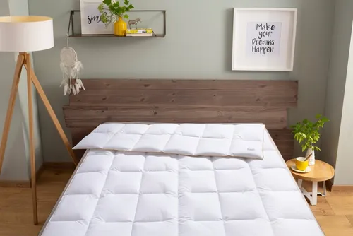 Daunenbettdecke BALETTE "Edition 140 Jahre" – Ganzjahresdecke, 135x200cm, weiß - Die BALETTE Daunenbettdecke bietet natürlichen Schlafkomfort mit 100% Daunenfüllung. Ideal für jede Jahreszeit, sorgt sie für ein angenehmes Betthöhlenklima und ist auch für Allergiker geeignet. Hygienisch waschbar bei 60 °C.