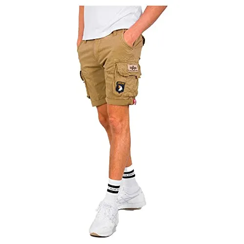 Alpha Industries Crew Short Patch - Sand in Kaki, US 31 - Herren-Shorts mit stylischem Patch-Design, ideal für lässige Outfits und den Sommer. Hochwertige Materialien für optimalen Tragekomfort.