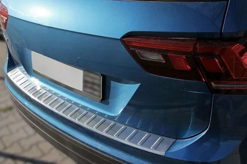 RECAMBO Ladekantenschutz für VW TIGUAN II und ALLSPACE - Abdeckblenden für perfekten Kofferraumschutz mit exklusiver Optik, aus rostfreiem V2A Edelstahl, ideal für Fahrzeugpflege und -design.