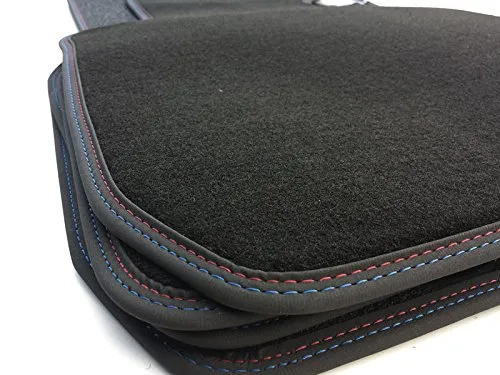 Premium Velours Fußmatten für 1er BMW F20 ab 2011 im M Design - Hochwertige 4-teilige Velours Fußmatten für 1er BMW F20, wasserdicht und langlebig mit edler Nubukleder Umrandung und Doppelnaht im M Design – ideal für Fahrzeug Innenraum Tuning.