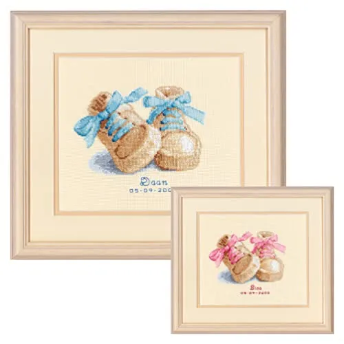 Vervaco Kreuzstich Stickpackungen für Erwachsene, Kreuzstich Set vorgedruckt mit Stickbild auf 100% Baumwoll Stoff und Stickgarn, Stickvorlagen 19 x 16 cm mit Anleitung, Baby-Schuhe